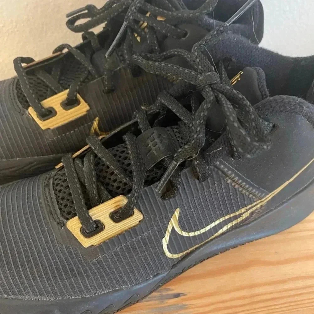 Nike Youth Boys Kyrie Black Basketball Shoes - Picture 3 of 9